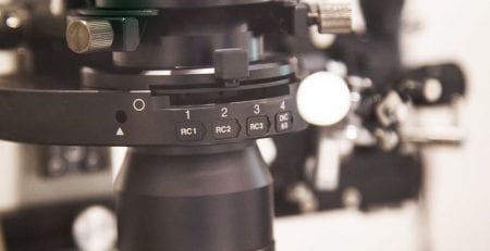 Attrezzature specializzate per microlavorazione presso il centro di fecondazione in vitro «Mitosis»