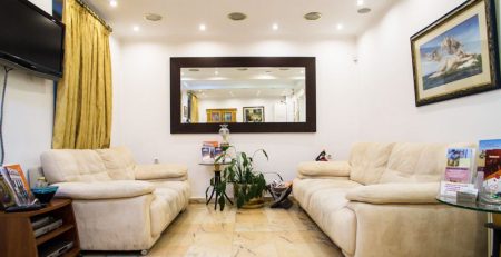 Sala d'attesa del centro di fecondazione in vitro «Mitosis»