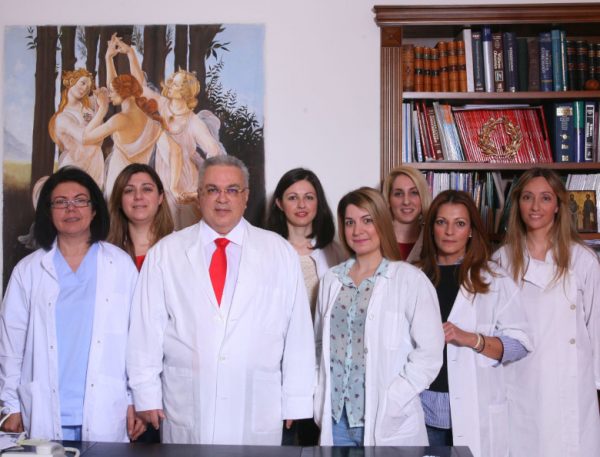 Fotografie cu personalul Centrului de Fertilizare In Vitro Mitoză