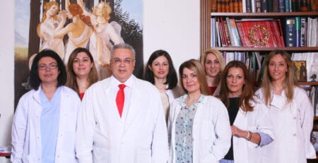 Προσωπικό του Κέντρου Εξωσωματικής «Μίτωση» στο γραφείο