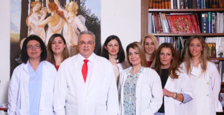 Personal des IVF-Zentrums „Mitosis“ im Büro